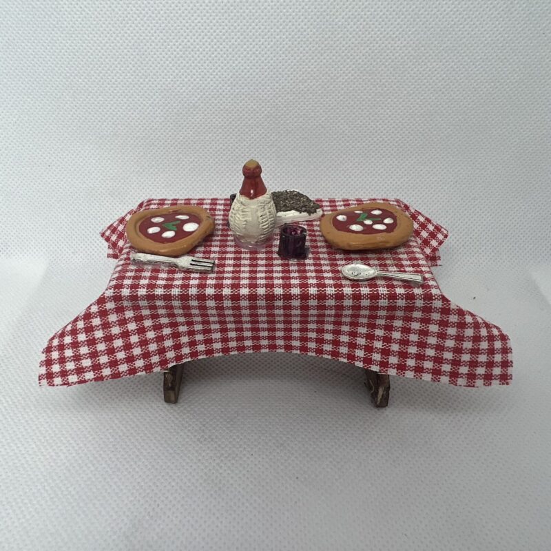 Tavolo imbandito con pizza/ salsiccia e friarielli 4° misura