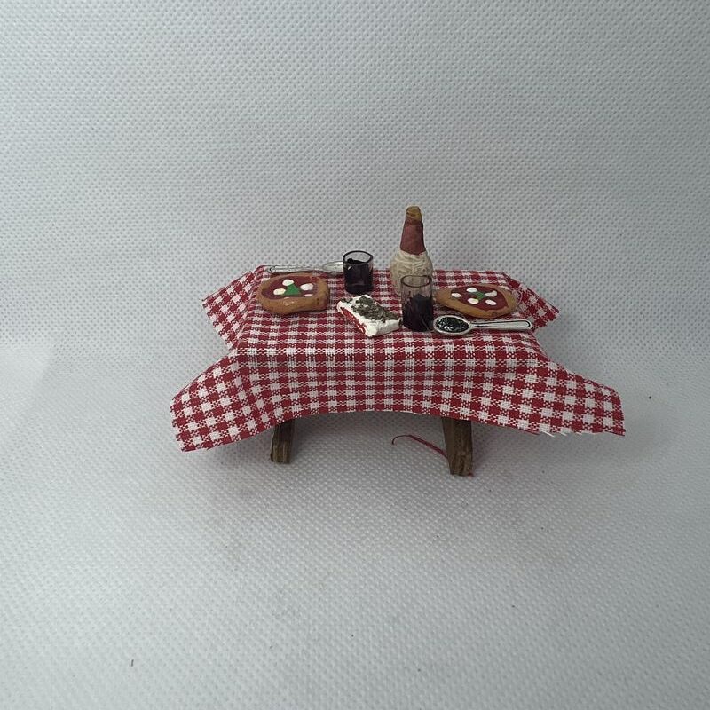 Tavolo imbandito con pizza/salsicce e friarielli 2° misura